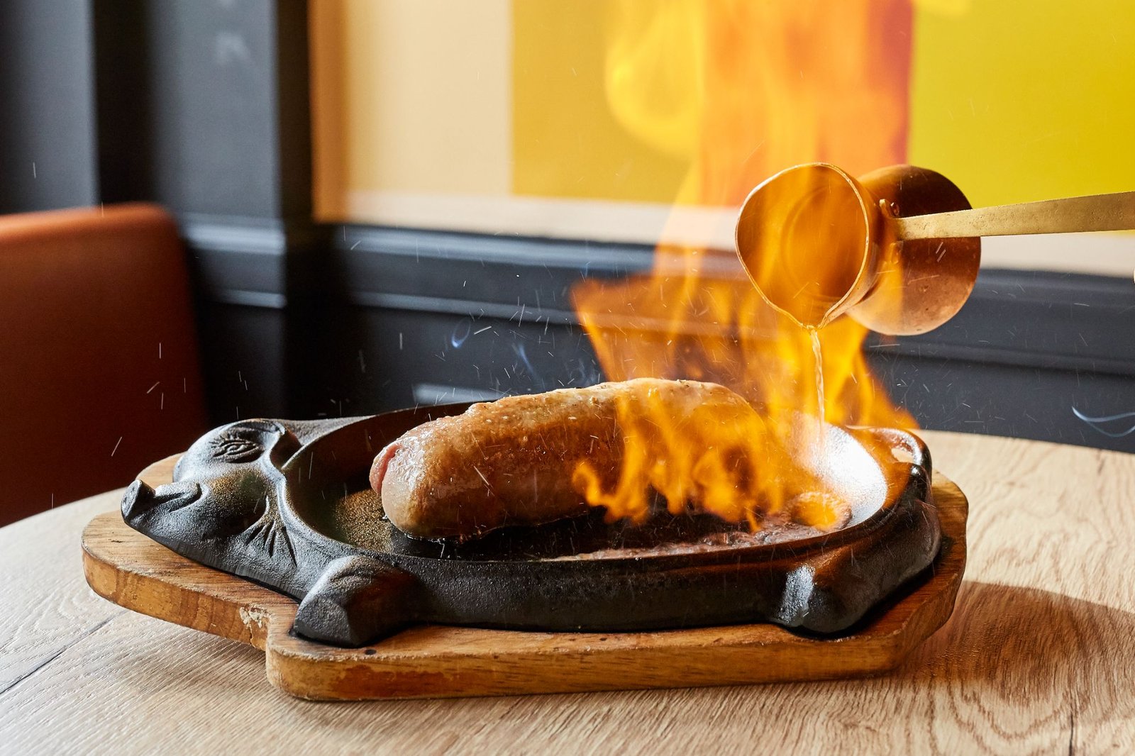 Andouillette flambée au genièvre servie sur un poêlon en fonte
