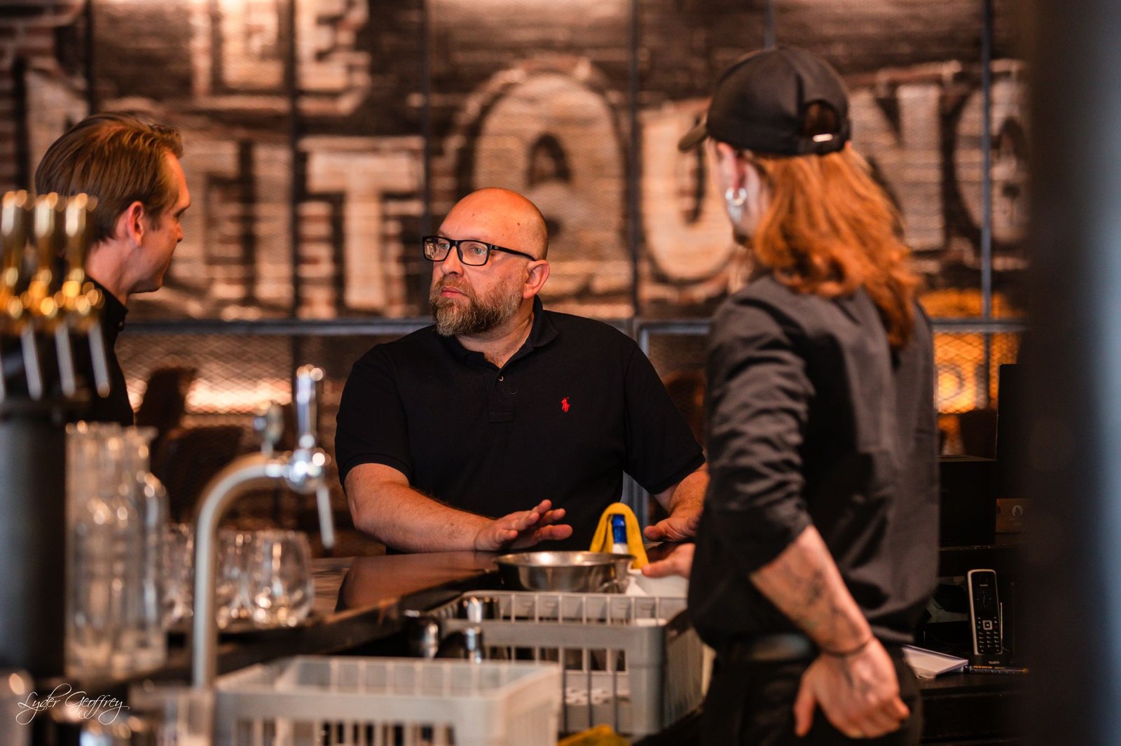 L'équipe derrière le bar, devant la fresque Le P'tit Quinquin
