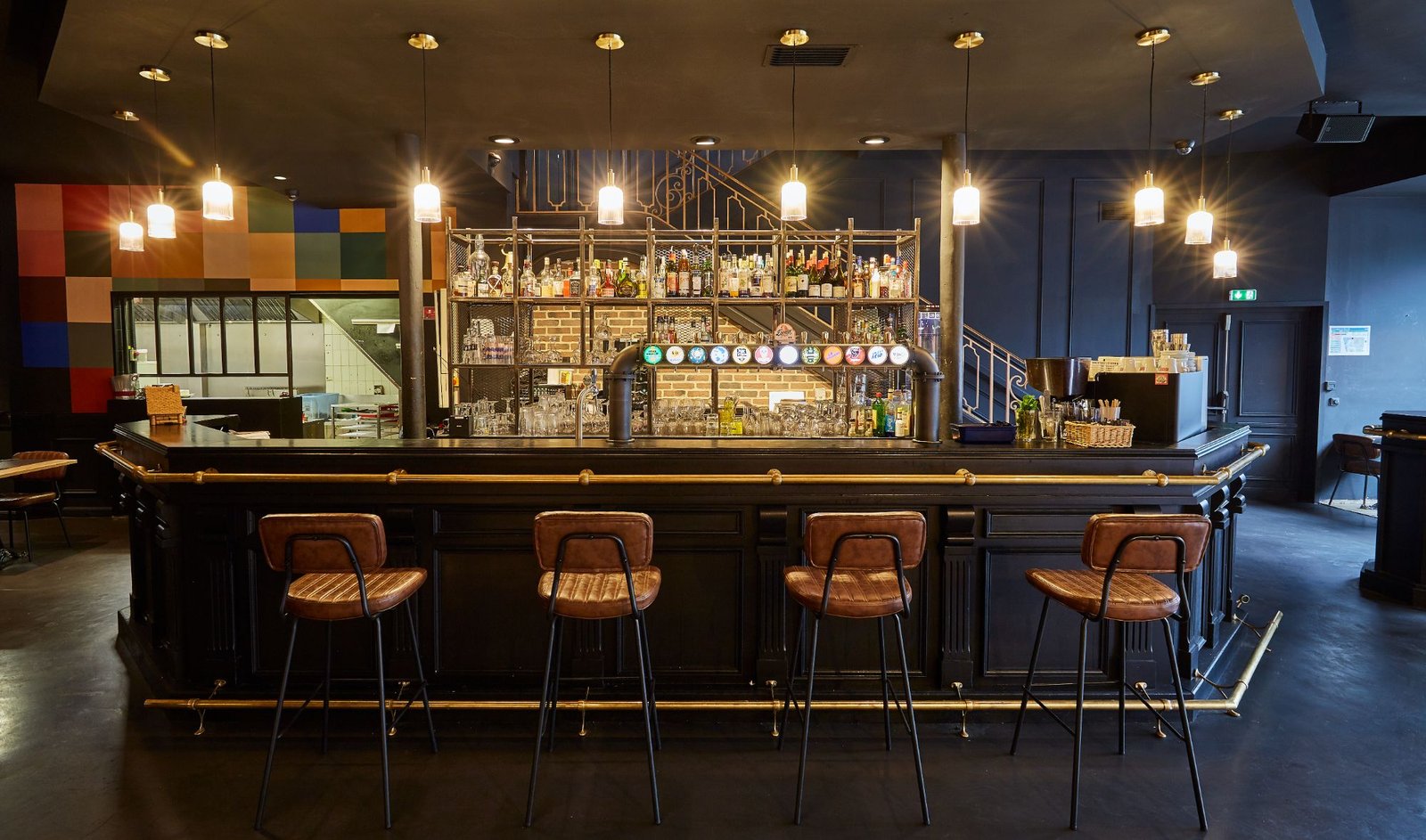 Salle de la brasserie avec le mur en briques peint « Le P'tit Quinquin »