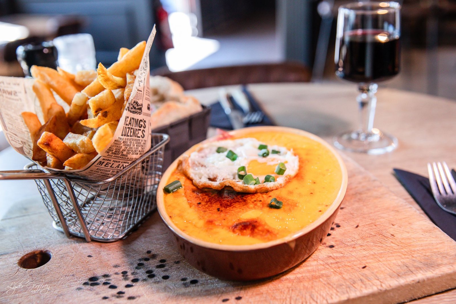 Welsh au cheddar fondu et œuf, servi avec des frites fraîches